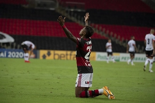 Bruno Henrique marcou o gol do Mengão diante do Dragão. Foto: Alexandre Vidal