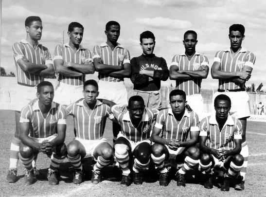Villa Nova, de Nova Lima, em 1961. Em pé: Waldir, Anísio, Eliotério, Mussula, Geraldino e Jair. Agachados: Pedro Luiz, Fuzil, Ubaldo, Didi e Dino 