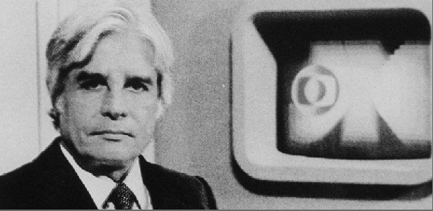  Na primeira edição Cid Moreira apareceu ao lado de Hilton Gomes e foi o encarregado de encerrar a edição. A foto é da década de 1970. Foto: Divulgação/TV Globo (Bol)