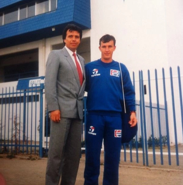 Em 1991, durante a Copa América, Elias Figueroa e Neto.  (Foto: Arquivo pessoal)