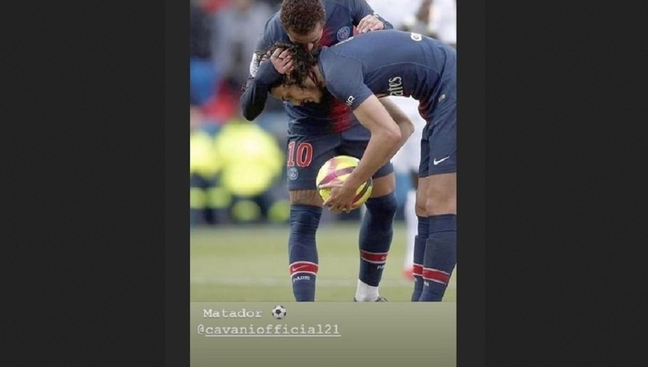 Neymar posta foto com Cavani 
