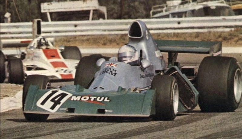 Em 1974, no GP da África do Sul, em Kyalami, o francê Jean-Pierre Beltoise com sua B.R.M número 14. Atrás, a Lola de Graham Hill. Foto: Divulgação