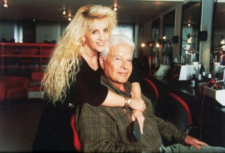 Cid Moreira posa com Ulhiana Naumtchyk (28/9/97). Os dois se divorciaram em 2004 Foto: FSP-TV.Folha (Bol)