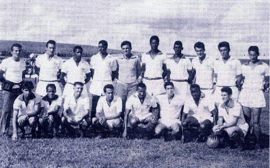 Equipe do XV de Jaú que perdeu para o Palmeiras, em 19 de março de 1965, na inauguração do Estádio Vicentão, em Barra Bonita. Em pé: Zezo (massagista), Moreto, Ari, Adilson, Tomires, Tota, Nascimento, Toninho e Adauto. Agachados: Miro, Azulão, Gomes, Guanxuma, Milton, Afonsinho, Guermes e Pedrinho 