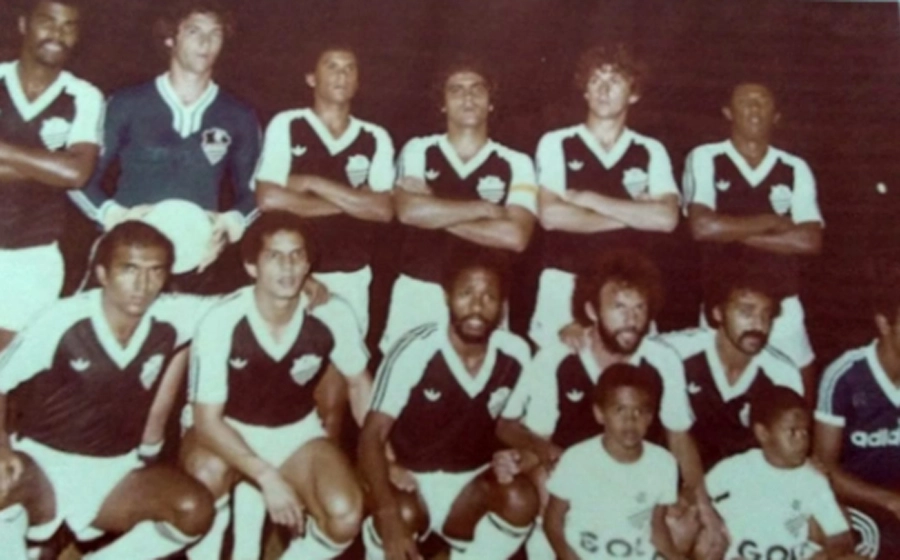 Comercial no final dos anos 80. Em pé: Edval, Raul Pratalli, Pedro Paranhos, Benazzi, Wagner e Fantick. Agachados: João Carlos Motoca, Vander, Nildo, Eudes, Paulo César e Toninho (massagista)