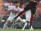 Pato é levado a hospital para exames após choque em jogo do São Paulo