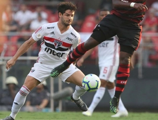Pato é levado a hospital para exames após choque em jogo do São Paulo