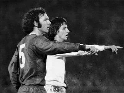Beckenbauer e Cruyff nos anos 70, cada um apontando um caminho para seus respectivos companheiros