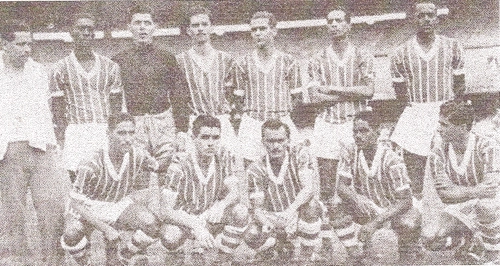 Esta foto é de 1951, um ano após a inauguração do Maracanã. Mostra o Madureira com Evaristo de Macedo. Em pé vemos Bitum, Amauri, Weber, Claudionor, Herminio e Valter; agachados estão Betinho, Evaristo de Macedo, Alfredinho, Ocimar e Tampinha