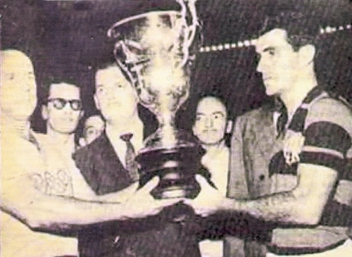 Em 1957, o Honved, da Hungria, esteve no Brasil realizando cinco partidas amistosas. Vemos aqui Evaristo de Macedo, então no Flamengo, recebendo uma taça após vitória rubro-negra sobre o time europeu
