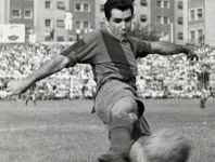 No dia 23 de novembro de 1960, Evaristo fez o gol que eliminou o arquirrival Real Madrid na Copa dos Campeões da Europa. Dois anos depois, o brasileiro aceitou a proposta do time merengue para jogar na capital, mas recusou o pedido de naturalização feito pelo governo espanhol. Foto: fcbarcelona.com