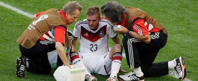 Alemão foi substituído ainda no primeiro tempo da partida, após sofrer um choque na cabeça