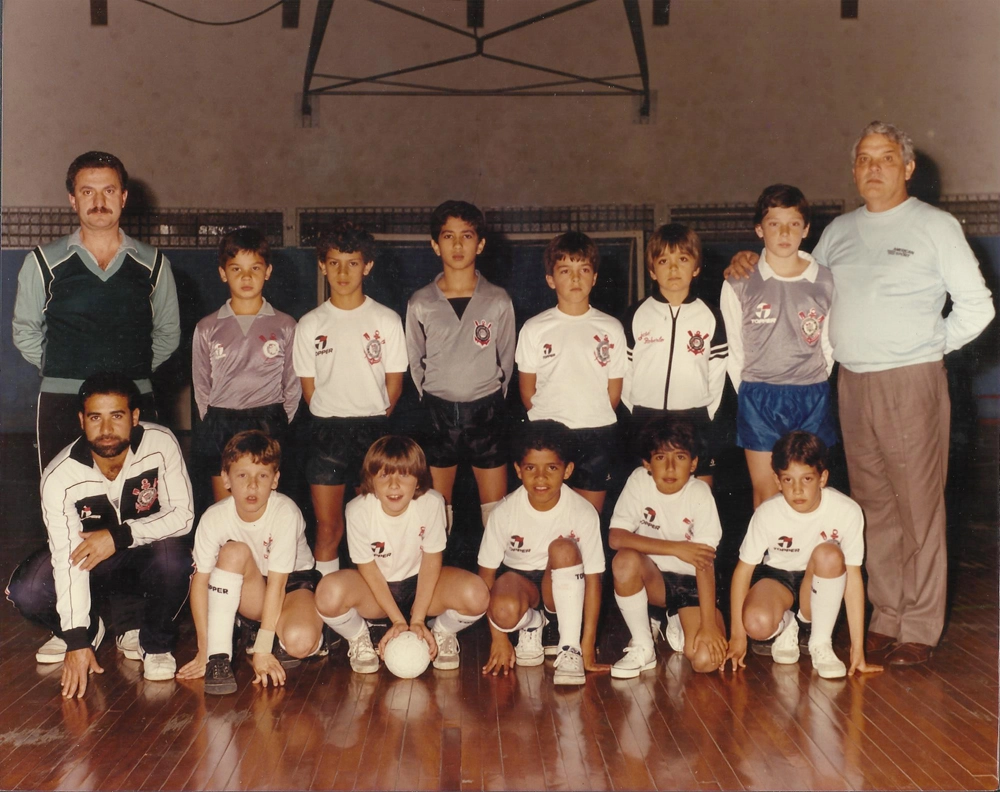 Equipe de Futebol de Salão do Corinthians do Pré-Mirim (9 e 10 anos, nascidos em 1977 e 1976). Em pé, da esquerda para a direita, o quinto é Zé Elias, logo depois do goleiro.. Entre os agachados, o garoto com a bola nas mãos é Vitor Guedes. Foto: Sarkis