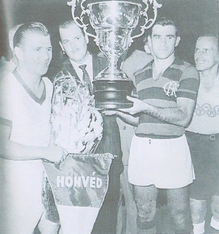 Puskas, com a flâmula do seu time, o Honvéd, da Hungria e Evaristo de Macedo (levantando a taça), em excusão do time húngaro no Brasil e na Venezuela, em 1957. Foram três jogos no Maracanã, com uma vitória rubro-negras (6 a 4), duas derrotas (6 a 4 e 3 a 2 pra o Honvéd), e no Estádio da Cidade, em Caracas, na Venezuela outros dois jogos: empate por 1 a 1 e vitória do Flamengo (5 a 3)