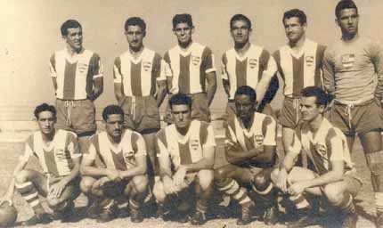 Foto rara! Rubens Minelli defendendo o Nacional da Rua Comendador Souza. Ele é o último agachado (da esquerda para a direita). Paulo Pedra é o terceiro agachado. E o goleiro é Serri, que defendeu o Corinthians