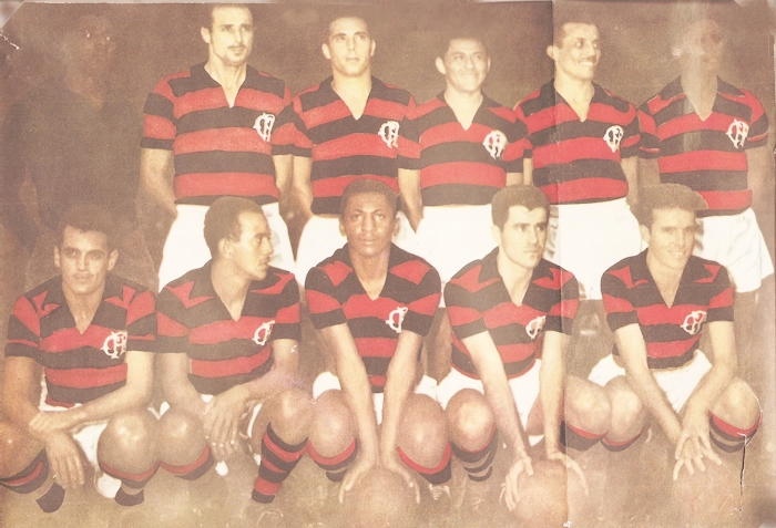 A qualidade da foto não é das melhores, mas vale, é claro, pelo registro. Em pé, da esquerda para a direita: o goleiro Ari, Pavão, Milton Copolillo, Dequinha, Tomires e Jordan. Agachados: Joel, Paulinho, Indio, Evaristo e Zagallo