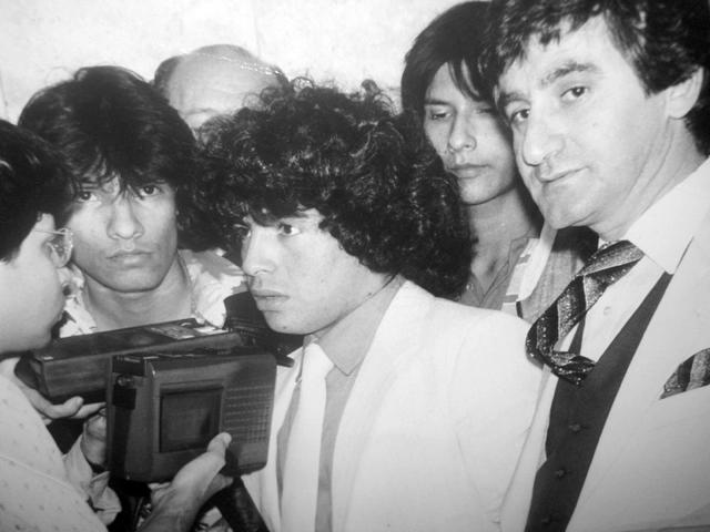 Maradona sendo entrevistado e o alfaiate Thomazini (à direita da foto). Foto enviada por Thomazini