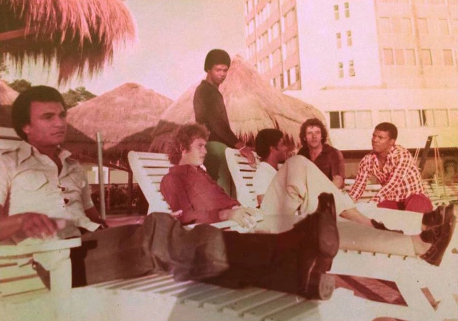 Jogadores do Inter descansam em hotel de Assunção, no Paraguai, em abril de 1976, antes de partida pela Libertadores. Sentados, da esquerda para a direita: Ramon, Falcão, Jair, Batista e Escurinho. Em pé, Tião. Foto: História do S.C.Internacional