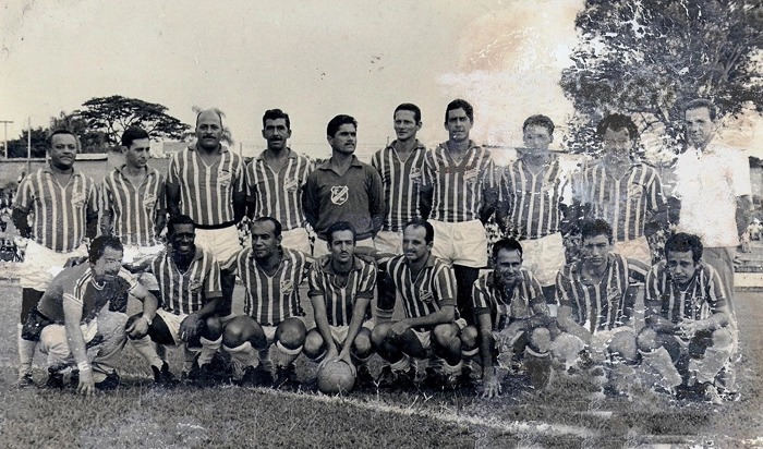 A foto não é das melhores, mas vale o registro. Agachados, temos Silvio (o quarto da esquerda para a direita, segurando a bola e Rubens Minelli em seguida). Foto enviada por Ulisses Andrade