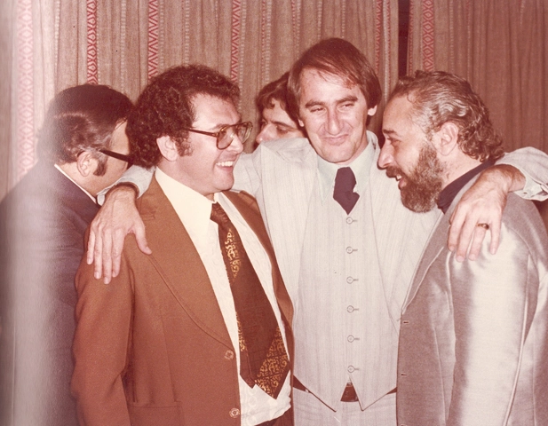 Osvaldo dos Santos e Ségio Barbalho conversando ao fundo. À frente, José Silvério, Tomazini e Cândido Garcia. Foto arquivo ACEESP