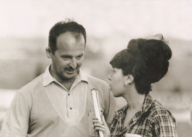 Em 1971, entrevistando o técnico Rubens Minelli, à época no Palmeiras. Foto: arquivo pessoal de Semiramis Teixeira