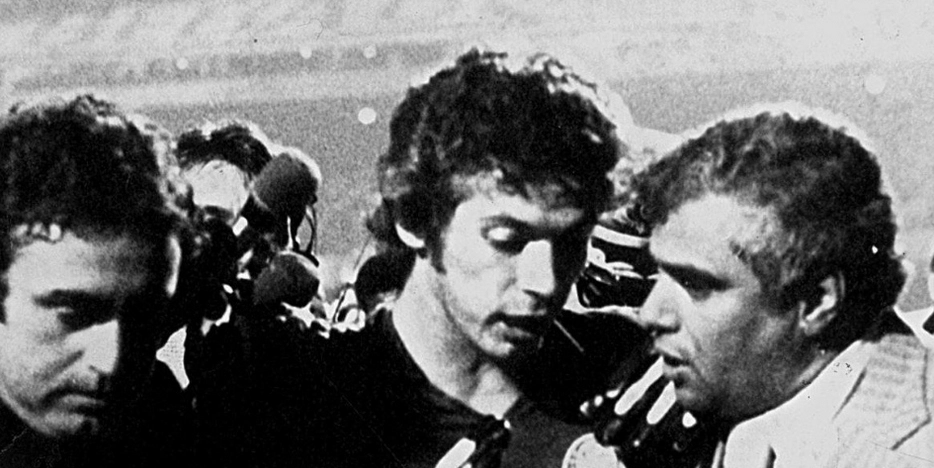 Leão deixa o gramado após ser expulso por dar uma cotovelada em Careca no primeiro jogo da final do Campeonato Brasileiro de 1978, vencido pelo time de Campinas. Foto do Acervo Folha retirada do portal UOL