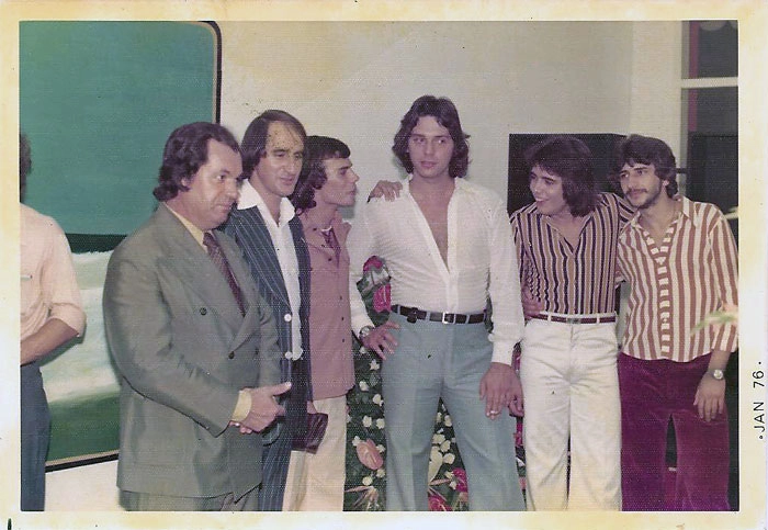 Amigos reunidos na inauguração da loja de Olivio Pitta, ex-corinthians. Da esquerda para a direita, Carlos Eduardo Leite, Thomazini, Pitta e Savóia. 