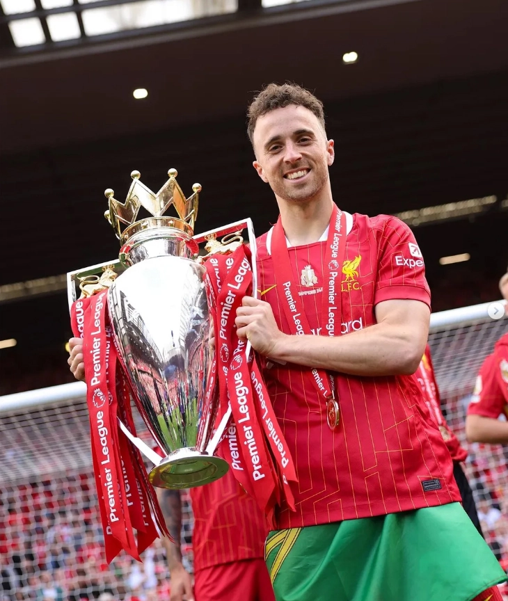 Em 29 de maio de 2025, com a taça do título do Campeonato Inglês, conquistada por seu clube, o Liverpool. Foto: Instagram de Diogo Jota