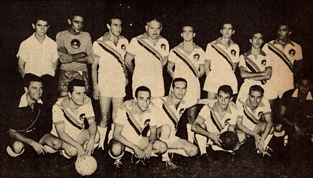 Time da Bandeirantes PRH-9, em 1960. Da esquerda para a direita, em pé: pessoa não identificada, João Batista Filho, Aniz Neme, Odilon César Brás, Sérgio Galvão, Garcia Neto, José Carlos Romeu e Ethel Rodrigues. Agachados: bandeirinha, Flávio Araújo, Válter Silva, Muibo César Cury, Silvio Luiz, Luiz Augusto Maltoni e outro bandeirinha. Foto enviada por Magalhães Júnior