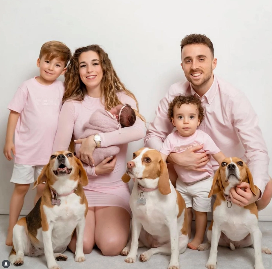 Em 1º de janeiro de 2025. O casal Rute e Diogo Jota com os três filhos. Foto: Instagram de Diogo Jota