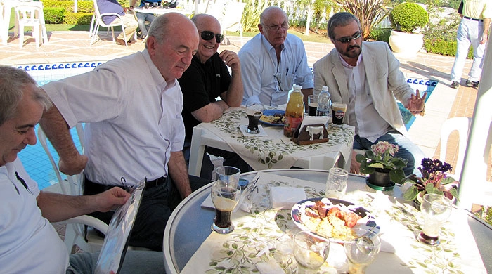 No aniversário de 60 anos de Milton Neves, a beira da piscina, o primeiro à esquerda é Juarez Araújo, Israel Sapiro, Rubéns Minelli, Dino Sani e de óculos escuros, o grande Dr.São Paulo, o advogado Antônio Sandovall Catta-Preta no dia 13 de agosto de 2011, em Santana do Parnaíba. 