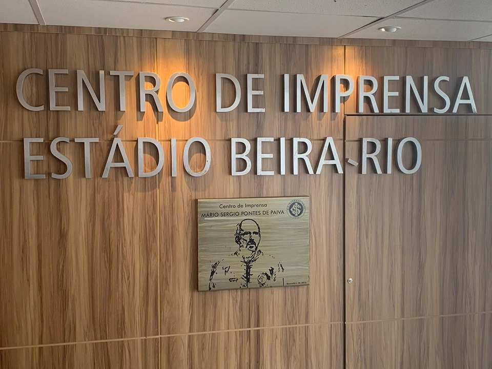 Registro feito por Mauro Beting em 13 de outubro de 2019, pouco antes de Inter x Santos pelo Campeonato Brasileiro. O Centro de Imprensa do Beira-Rio tem o nome de Mário Sergio Pontes de Paiva