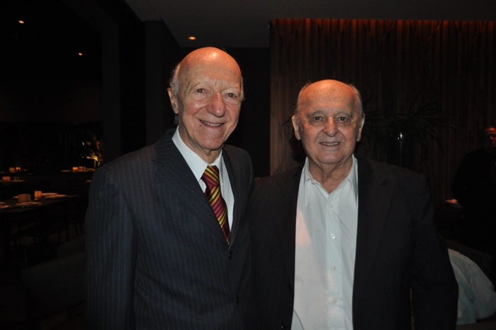 Grandes amigos, Claudio Carsughi e Rubens Minelli, que foi levar seu abraço na noite de lançamento do livro 