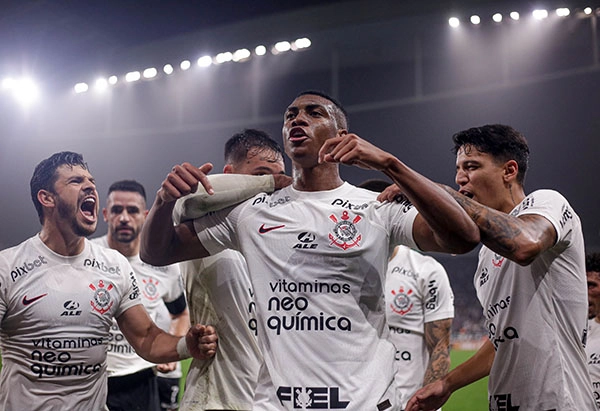 Corinthians vence Universitario-PER e abre vantagem no mata-mata