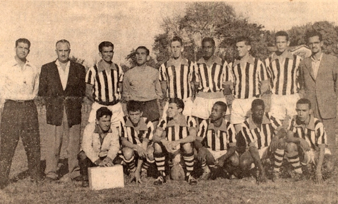 Equipe do Bandeirantes Futebol Clube, em 12 de setembro de 1960, ocasião em que venceu o Comercial de Ribeirão Preto por 3 a 1. Em pé, da esquerda para a direita: Luiz Anechinni, Nilo Bortoloti, Ronaldo Esper, Amintas, Toninho Falcucci, Camila, Antonio Bianchi (Mixirica), Bodinho e José Octaviano Sales. Agachados: Benedito Dino, Ivan Surdão, Tininho Fazzi, Chila, Gilson e Zé Pequeno. Foto enviada por Célio Sales Sobrinho