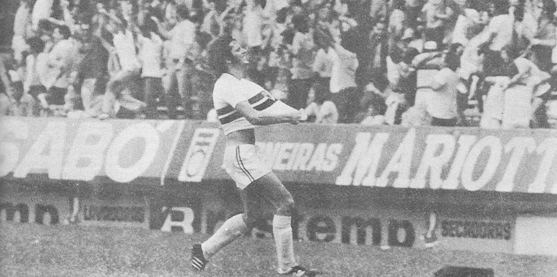 O jogo foi entre São Paulo e Palmeiras, em 10 de dezembro de 1972, no Morumbi. A partida, válida pelo Campeonato Brasileiro, terminou 2 a 0 para o São Paulo, gols de Dias e Terto. Forlan aproveitou o segundo gol do Tricolor para mostrar a camisa para a torcida alviverde. Foto de Lemyr Martins, enviada por Walter Roberto Peres e publicada na Revista Placar