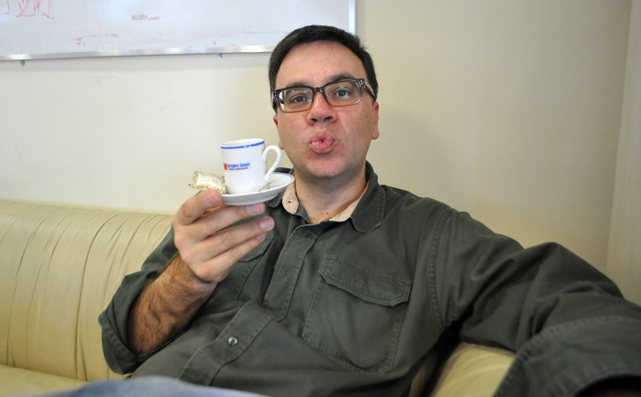 Tomando um café na xícara do Terceiro Tempo, na redação do site de Milton Neves, em 21 de agosto de 2014. Foto: Marcos Júnior/Portal TT