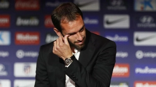 Zagueiro uruguaio chora ao anunciar despedida do Atlético de Madri