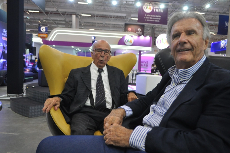 Bird Clemente e Wilsinho Fittipaldi em 7 de novembro de 2018, durante o Prêmio Capacete de Ouro, no São Paulo Expo, durante o Salão do Automóvel. Foto: Marcos Júnior Micheletti/Portal TT