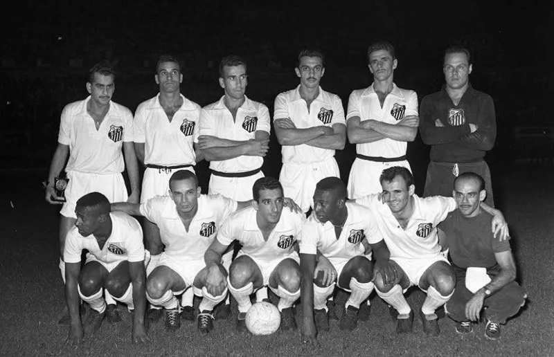 Na foto (colaboração de Kadw Gomes), jogadores do Santos posam antes de empate em 3 a 3 diante do Sporting Cristal no dia 18 de fevereiro de 1960. Em pé, da esquerda para a direita: Zito, Urubatão, Dalmo, Formiga, Getúlio e Laércio. Agachados: Dorval, Mário, Ney Blanco, Pelé, Pepe e o massagista Macedo