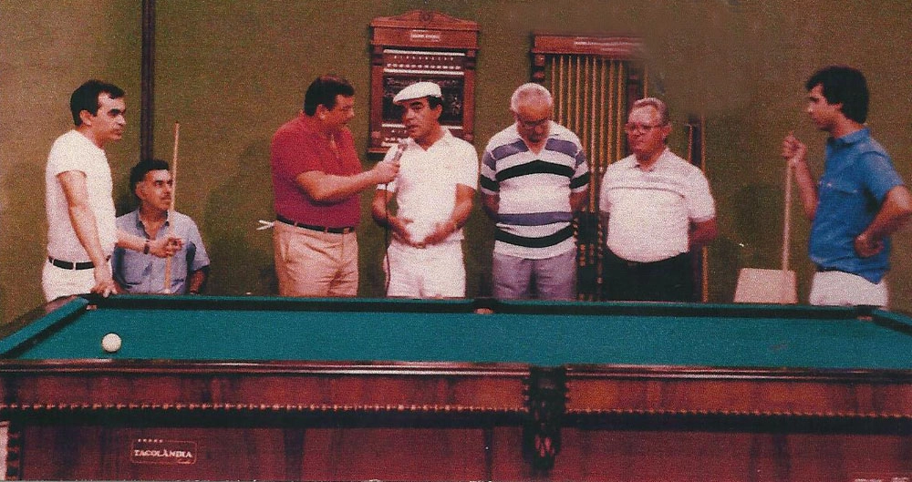 Em 1986. Em p&eacute;, da esquerda para a direita: Joaquinzinho, Luciano do Valle, Rui Chap&eacute;u, F&uacute;lvio Galasso, representante da loja Tacol&acirc;ndia e Roberto Carlos. Foto enviada por Carlos Argenti Pereira