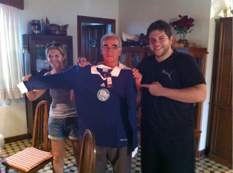 Natal de 2012 em Muzambinho-MG. Lenice está ao lado de seu pai, Hélio Magnoni (o Bibi), que acabara de ganhar uma camisa retrô de goleiro do Palmeiras de Netto Neves, um dos seus netos