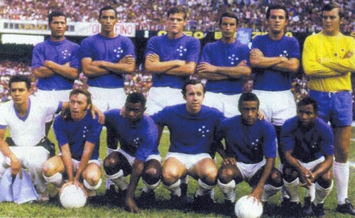 Em p&eacute; est&atilde;o Neco, Raul Fernandes, Moraes, Piazza, Fontana e Raul; agachados vemos Natal, Z&eacute; Carlos, Tost&atilde;o, Dirceu Lopes e Rodrigues