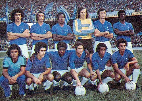 Veja que belo time tinha o Cruzeiro em 1973. Em p&eacute;, da esquerda para a direita, vemos: Nelinho, Piazza, Darci Menezes, Raul, Perfumo e Wanderlei. Agachados: Eduardo, Z&eacute; Carlos, Palhinha, Dirceu Lopes e Jo&atilde;ozinho. A foto foi enviada por Walter Roberto Peres