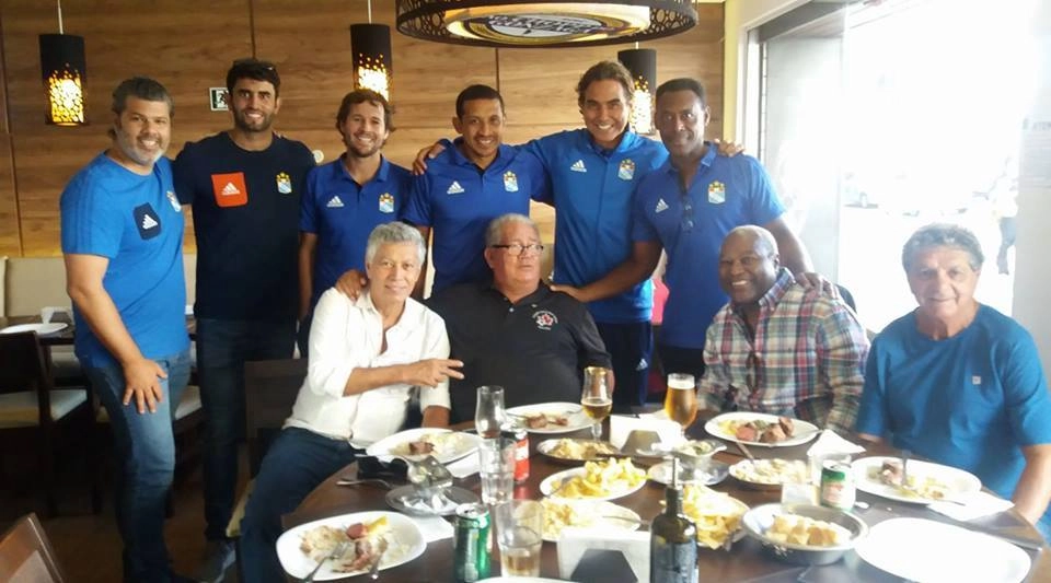 Santistas e peruanos reunidos em 23 de maio de 2017 em Santos, antes da partida entre o Peixe e o Sporting Cristal, pela Libertadores. Sentados, Clodoaldo, o peruano Ramón Mifflin, Edu e Manuel Maria. Foto: ASSOPHIS