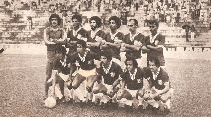 Em 1978, aos 32 anos de idade, Dirceu Lopes (o pen&uacute;ltimo agachado), voltou a jogar, pelo Uberl&acirc;ndia-MG. Cr&eacute;dito da foto: Lindomar Vicente, para a Revista Placar