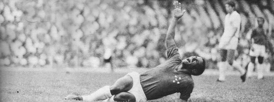 Ap&oacute;s o choque com o goleiro Cejas, do Santos, Evaldo demonstra a dor insuport&aacute;vel da fratura dupla em sua perna direita (t&iacute;bia e per&ocirc;nio).Ao fundo, Mar&ccedil;al (Santos)  e Dirceu Lopes (Cruzeiro) observam o terr&iacute;vel momento vivido por Evaldo. Foto de C&eacute;lio Apolin&aacute;rio, enviada por Walter Roberto Peres e publicada na Revista Placar