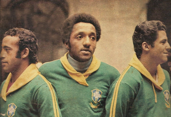 Em 1971, o Brasil disputou a Copa Roca, na Argentina. Entre os jogadores, da esquerda para a direita temos: Dirceu Lopes, Paulo C&eacute;sar Caju (com uma bela gola ol&iacute;mpica por baixo do agasalho da CBD) e Vaguinho. Foto enviada por Walter Roberto Peres e publicada na Revista Placar