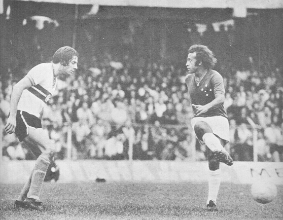Levir Culpi, defendeundo o Coritiba, enfrentando o cl&aacute;ssico Dirceu Lopes, do Cruzeiro. A partida aconteceu em 1972, no Est&aacute;dio Belfor Duarte, hoje Couto Pereira. Foto de S&eacute;rgio Sade, enviada por Walter Roberto Peres e publicada na Revista Placar