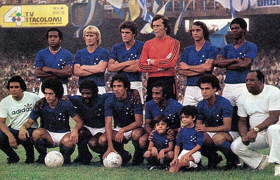 Em p&eacute;, da esquerda para a direita: Darci Meneses, Mariano, Moraes, Raul, Wilson Piazza e Vanderlei. Agachados: Eduardo Amorim, Z&eacute; Carlos, Ronaldo, Dirceu Lopes e Jo&atilde;ozinho. A foto, de Guinaldo Nicolaevsky, saiu na revista Placar em 1977.